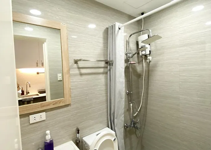 Cozy With Free Pool Access & Ps4 Located At Qc - Luxx Haven